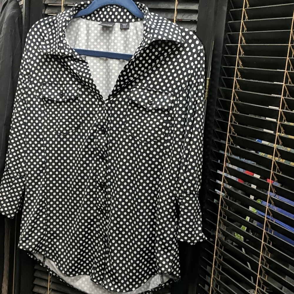 Covington stretchy polka dot 3/4 button down M